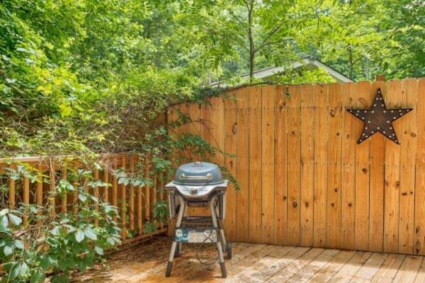 Treehouse Between Gatlinburg And Pigeon Forge. Pet Friendly! Eksteriør bilde