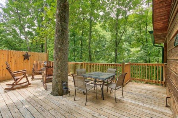 Treehouse Between Gatlinburg And Pigeon Forge. Pet Friendly! Eksteriør bilde